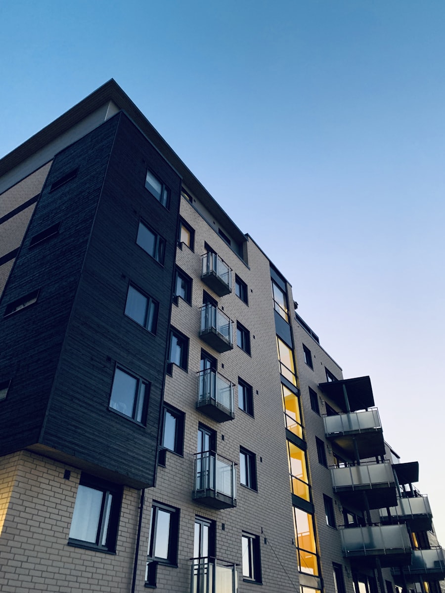 Façade d'un immeuble résidentiel moderne avec balcons